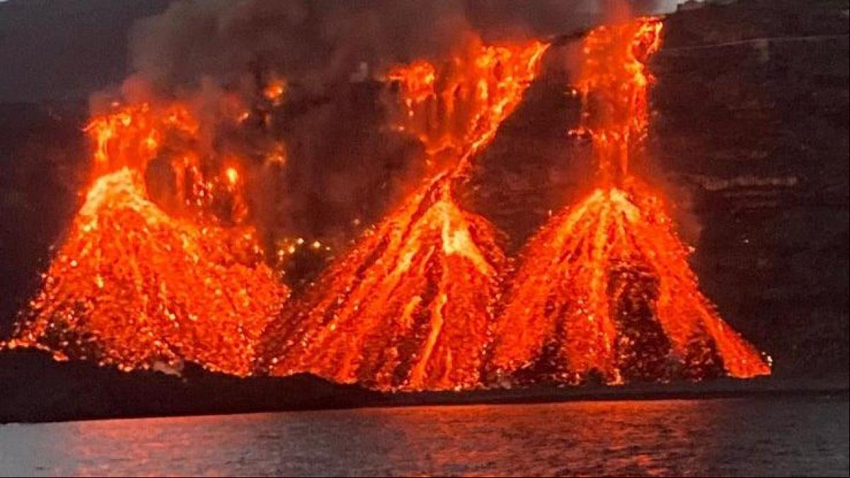 La lava del volcán tiene que “rellenar demasiado” para formar una nueva fajana en el mar La lava del volcán tiene que “rellenar demasiado” para formar una nueva fajana en el mar