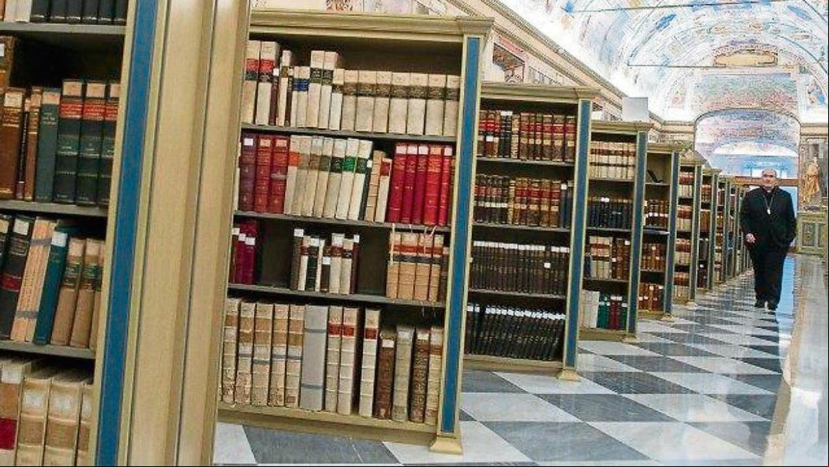 Curiosear entre los libros del Papa