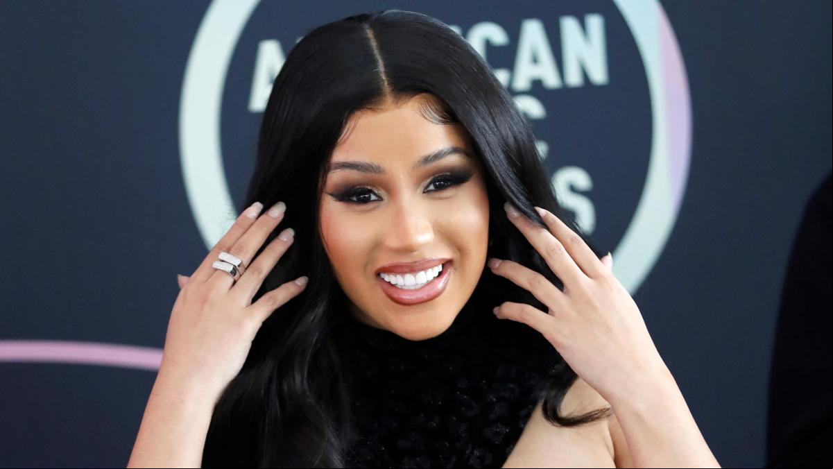La máscara de ópera de Cardi B y otros looks de impacto que se vieron en los American Music Awards