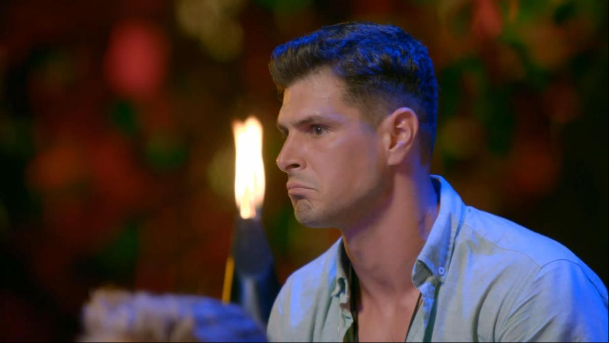 Alejandro, preocupado por la sexualidad de Tania tras ver sus sensuales imágenes con Zoe