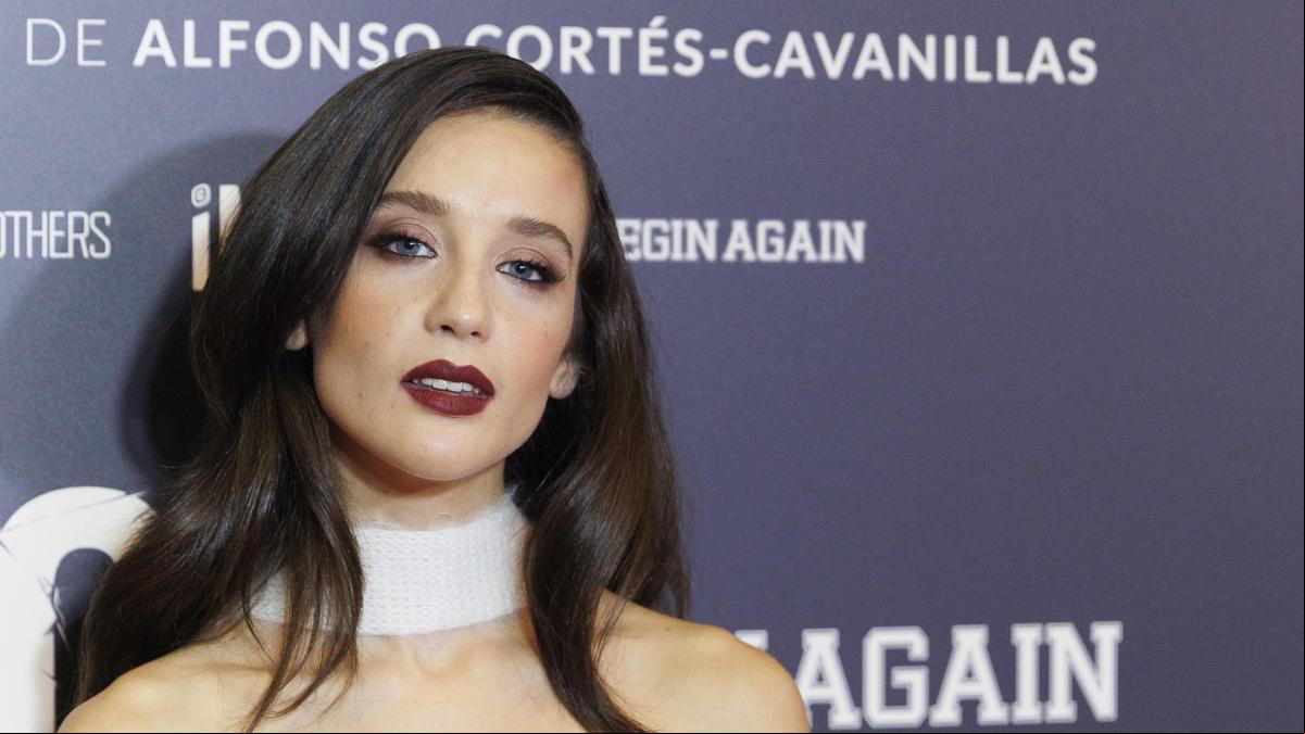 María Pedraza confirma que el vestido de punto también se lleva en la alfombra roja