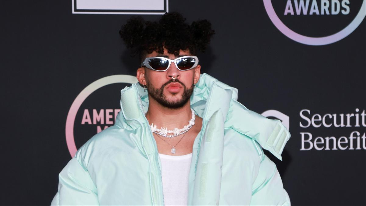 Bad Bunny anuncia en un vídeo junto a Mario Casas la fecha de su próximo disco