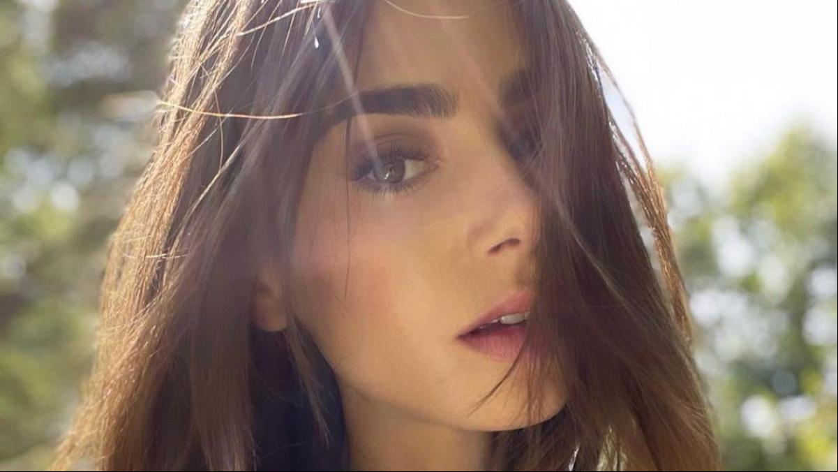 Lily Collins estrena el flequillo favorito de las parisinas