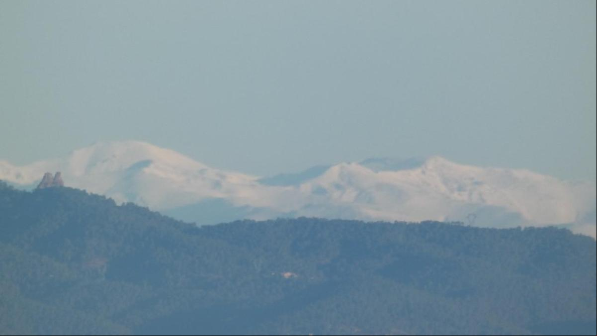 El cielo claro permite ver el Pirineo nevado desde el área de Barcelona