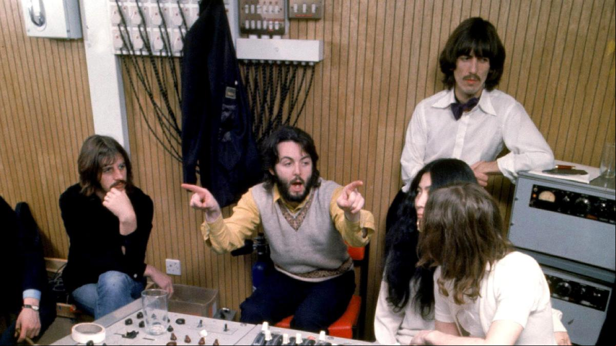 ¿Qué pinta una omnipresente Yoko Ono plantada junto a los Beatles en ‘Get Back’?