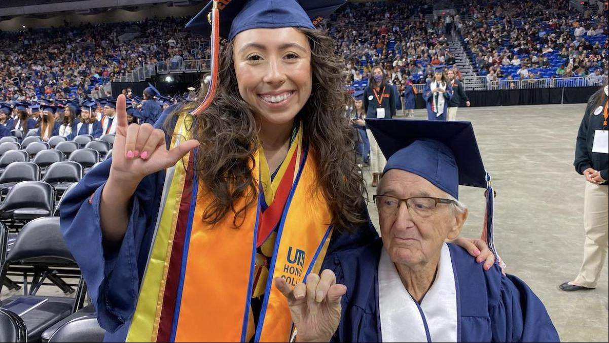 La bonita historia del abuelo de 88 años que se ha graduado en la universidad junto a su nieta