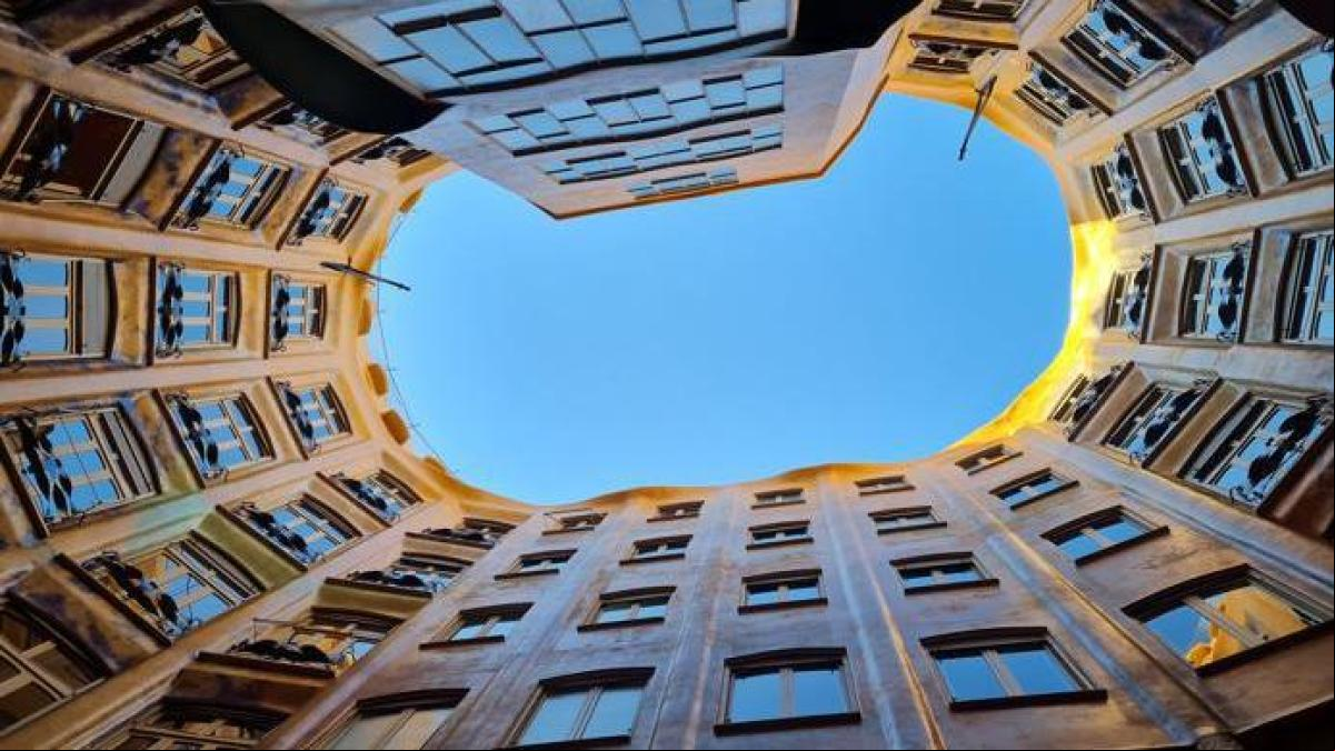 El patio centenario de la Pedrera concluye las tareas de reparación