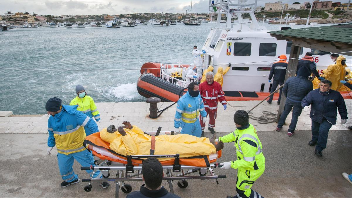 Siete migrantes mueren de frío en una barcaza con 280 personas que llegó a Lampedusa