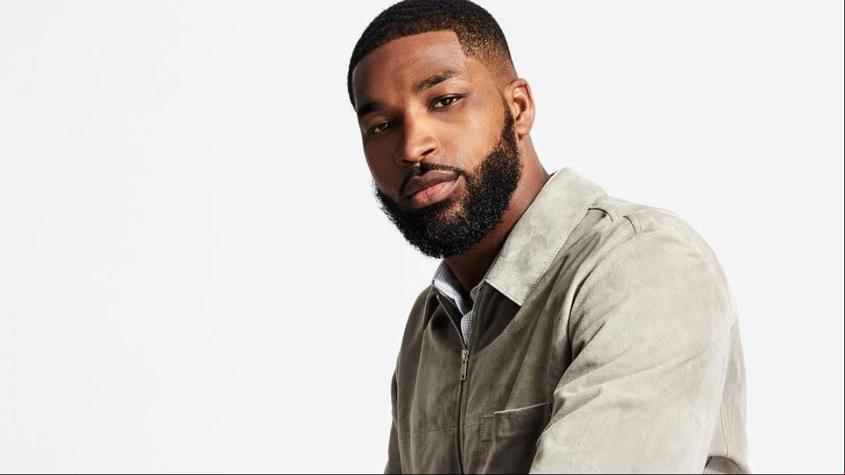 Pillan a Tristan Thompson con otra mujer en pleno escándalo por su tercera paternidad