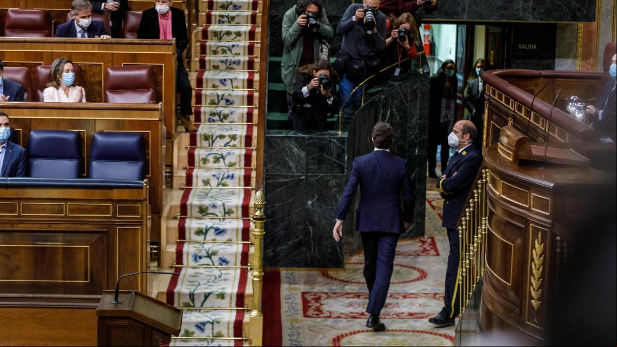 Pablo Casado abandona el hemiciclo solo: la imagen de la debilidad de su liderazgo