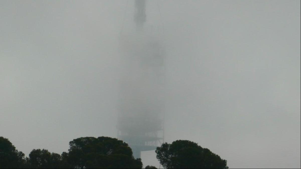 La niebla engulle la Torre de Collserola