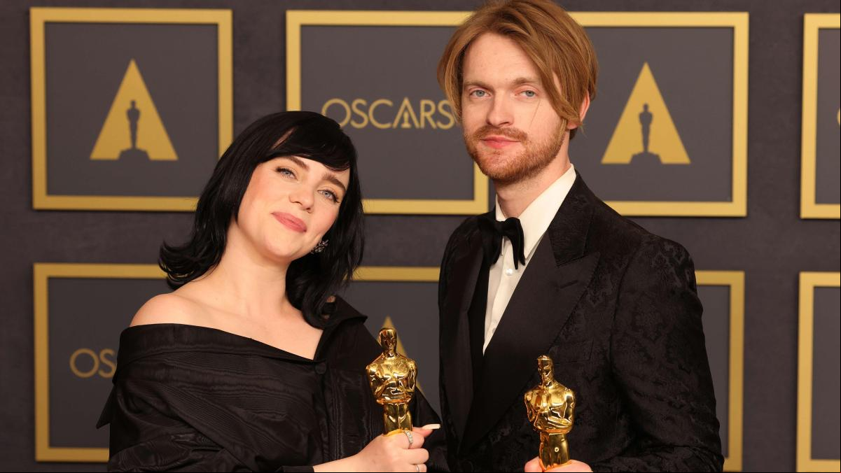 Billie Eilish y Finneas OConnell ganan el Oscar a mejor canción original