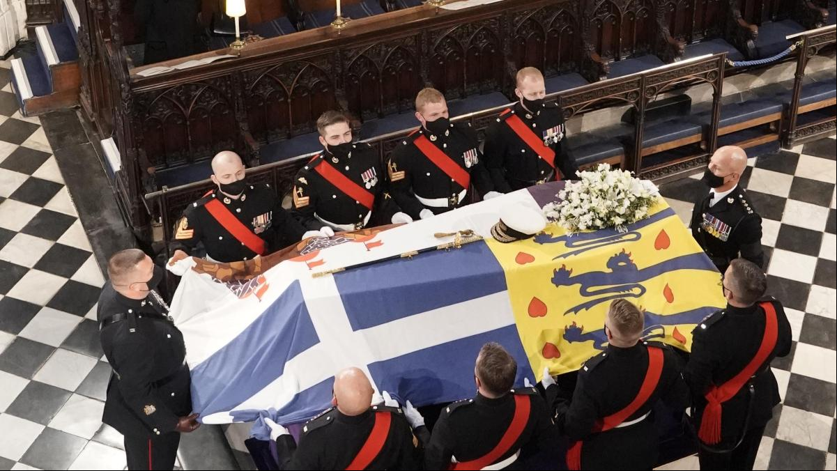 Los primos reales van de funeral
