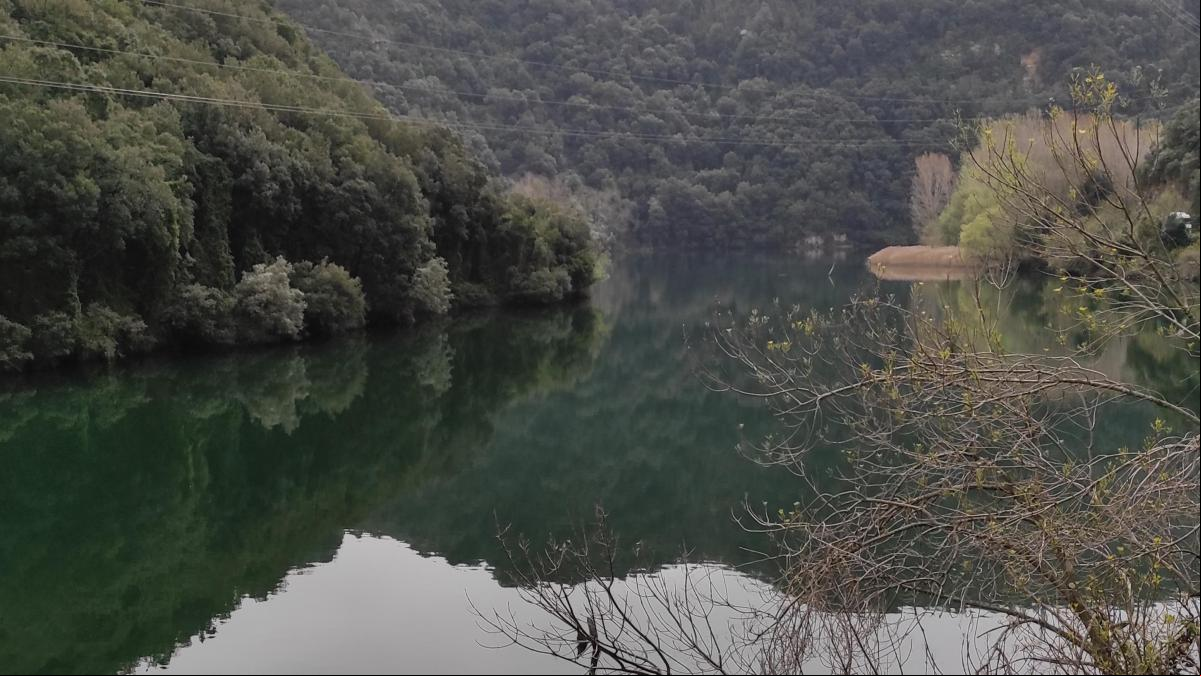 El embalse tejido en el paisaje