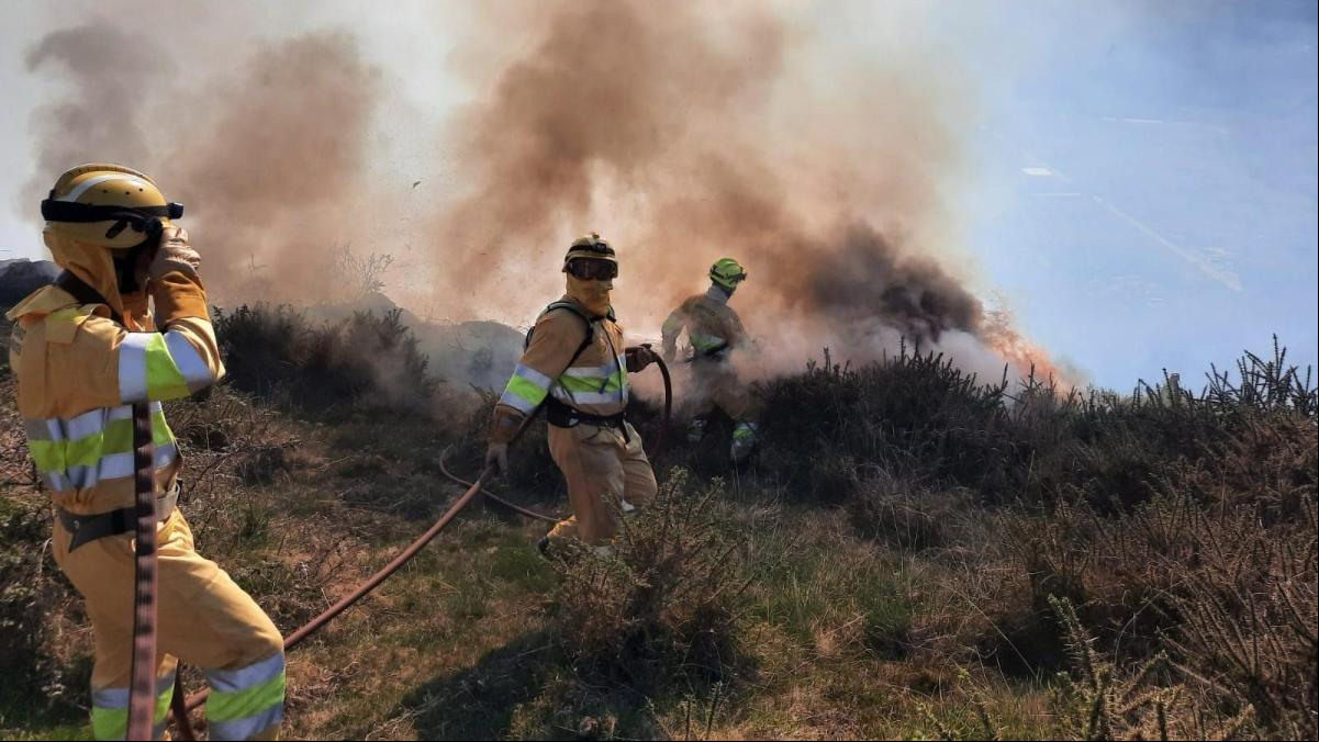 Trece incendios forestales provocados en pocas horas en Cantabria, diez de ellos aún en activo