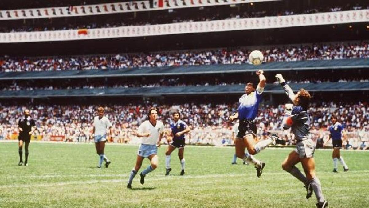 La camiseta de la Mano de Dios de Maradona se vende por 8,4 millones de euros, cifra récord