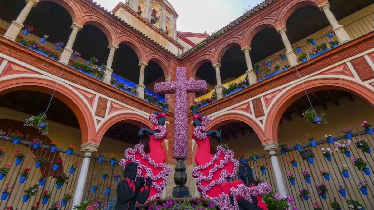 La bella tradición de las Cruces de Mayo