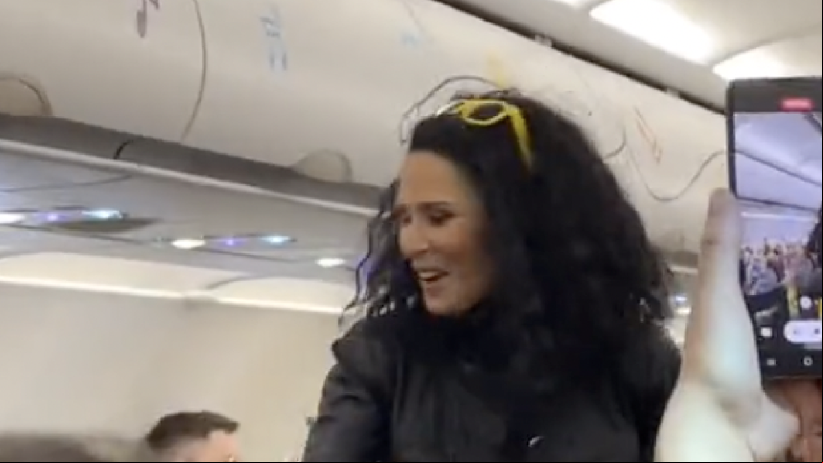 Sorpresa de Rosa López en el avión de Eurovisión 2022 Barcelona-Turín