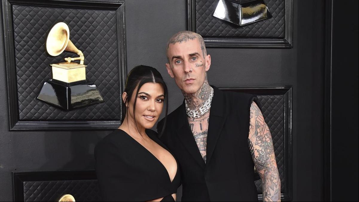 Kourtney Kardashian anuncia a Travis Barker que esperan un bebé ante miles de personas: Estoy embarazada