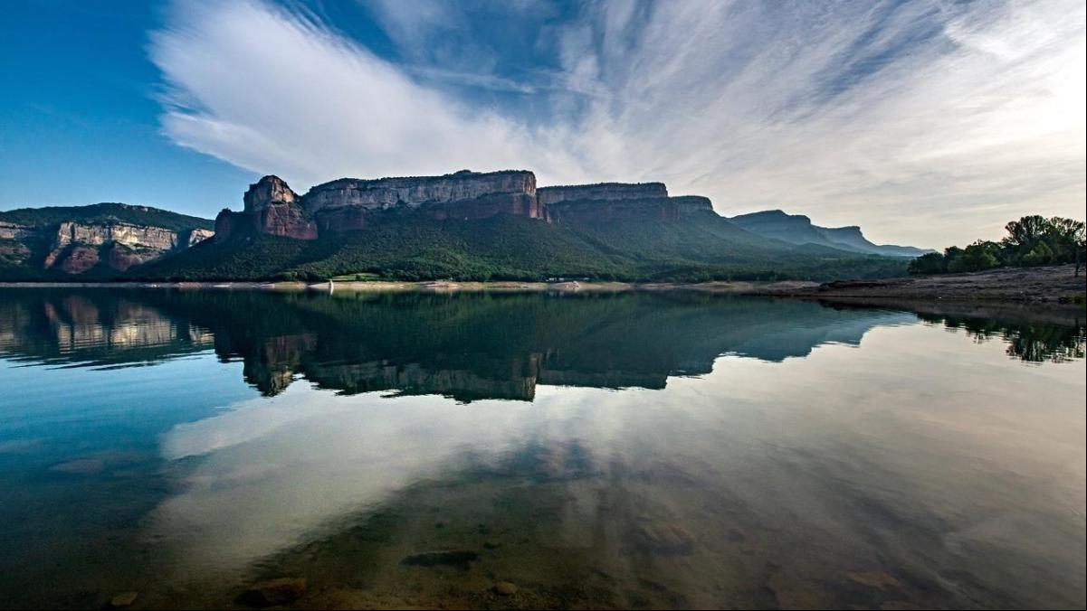 El espejo mágico del pantano de Sau