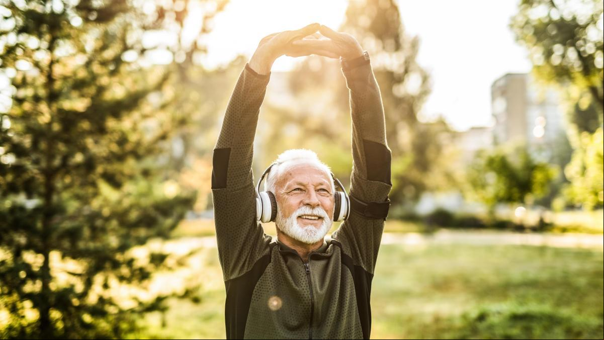 Consejos para hacer ejercicio al aire libre de forma segura en la tercera edad