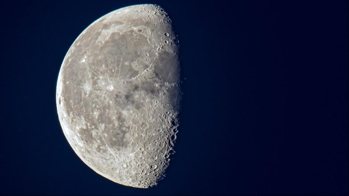 La acelerada luna menguante