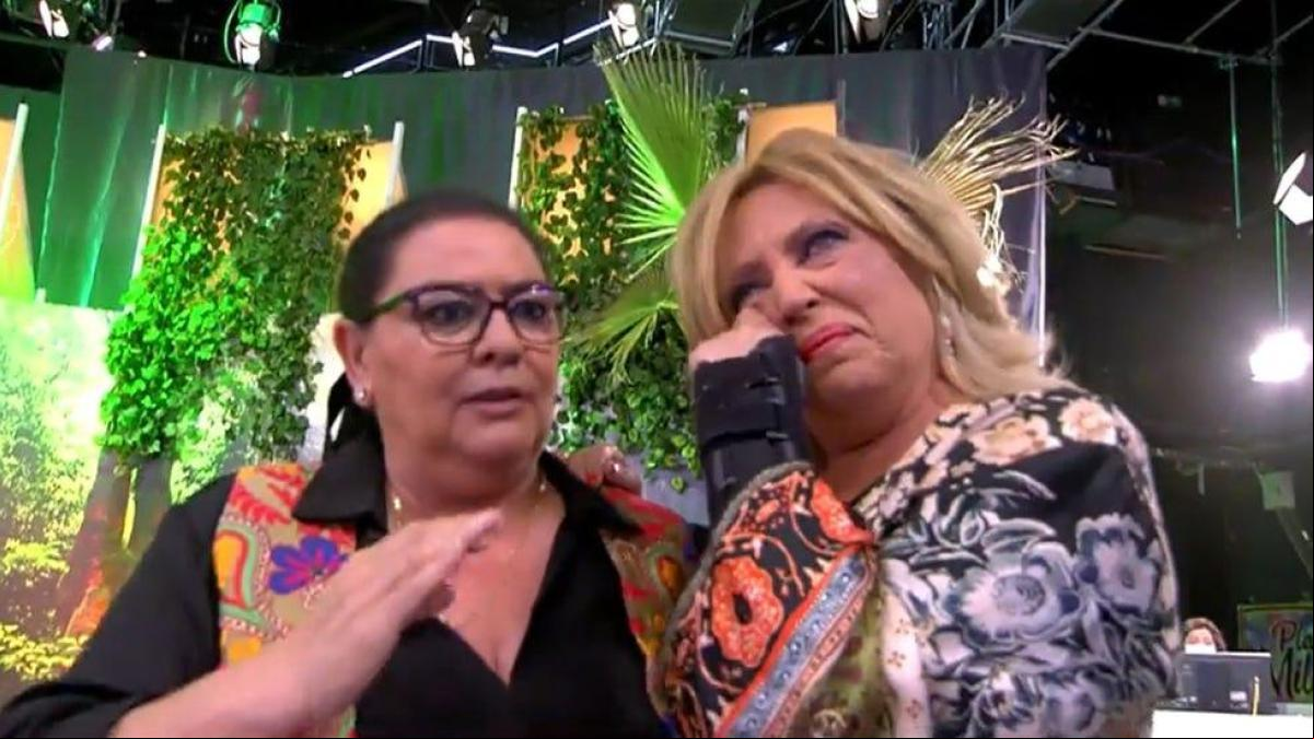 María del Monte pausa su entrevista en el Deluxe para consolar a una devastada Lydia Lozano