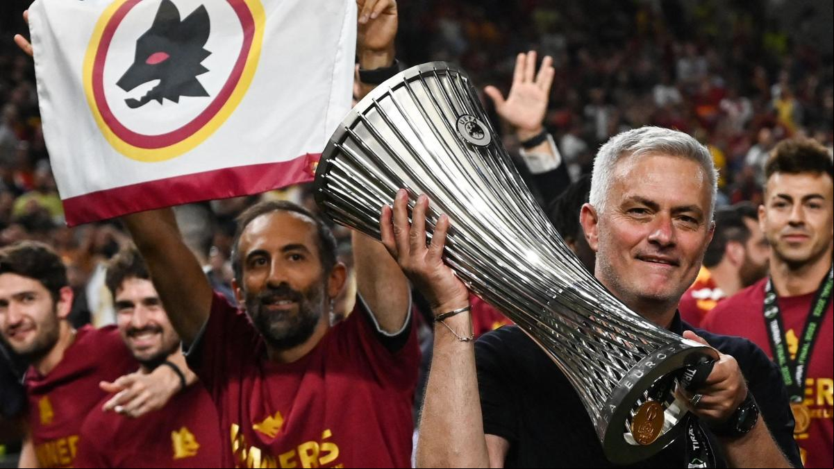José Mourinho presume de tatuaje: los trofeos de las tres competiciones europeas