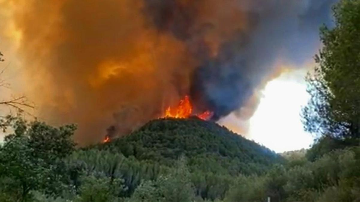 Cómo las llamas engullen una montaña del Bages