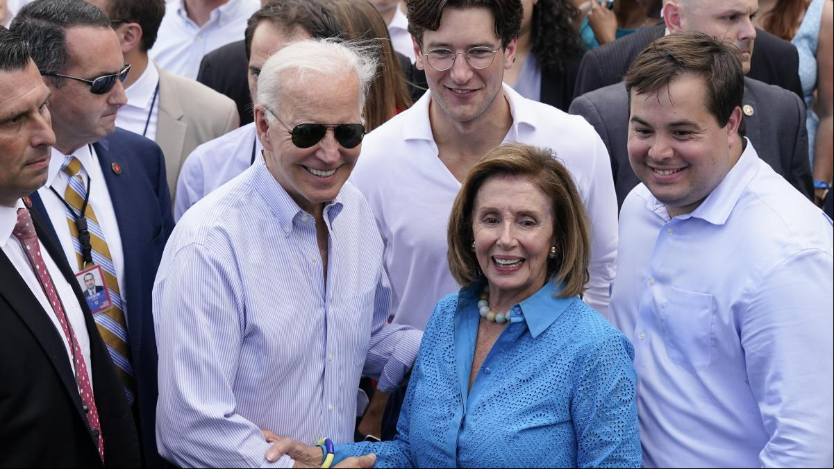 Nancy Pelosi insinúa que Biden tendría que retirar su candidatura tras la cumbre de la OTAN