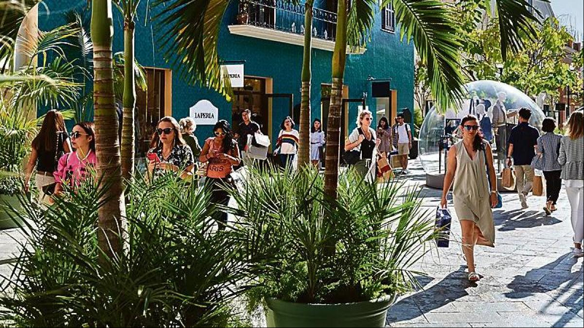 Investigan el robo con violencia en una tienda de lujo de La Roca Village a plena luz del día