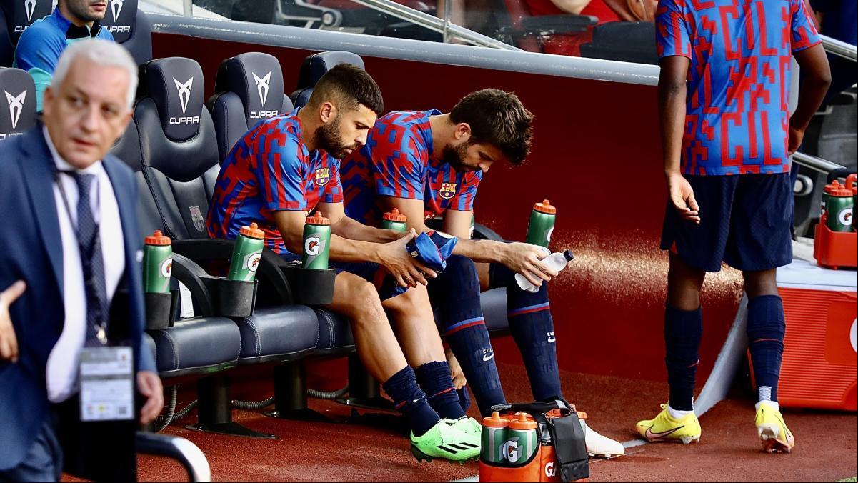 Piqué y Alba repiten banquillo en el Sevilla - Barça Piqué y Alba repiten banquillo en el Sevilla - Barça