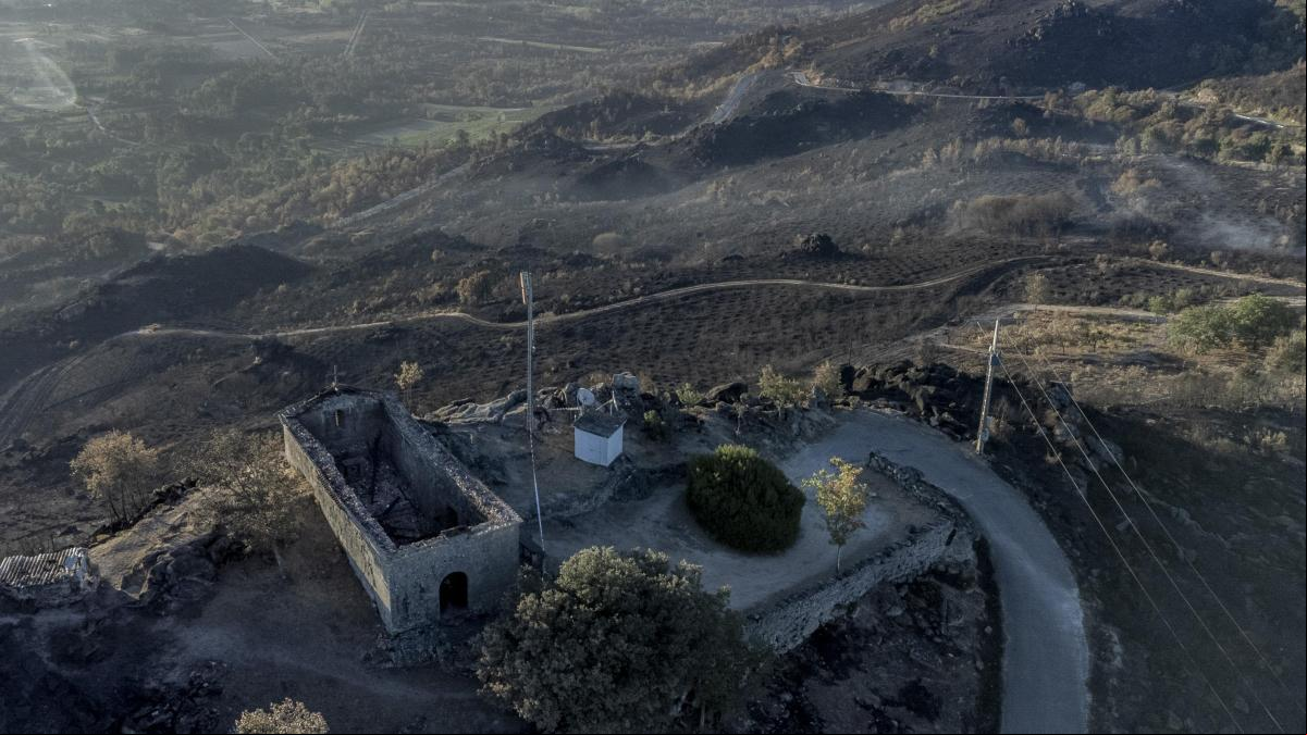 Prisión para tres detenidos, entre ellos un brigadista, por quemar 15.200 hectáreas en Galicia