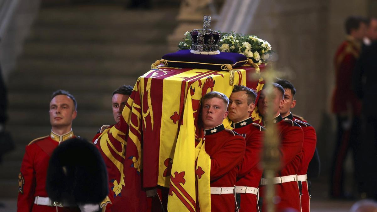 El féretro de Isabel II llega al palacio de Westminster, en imágenes