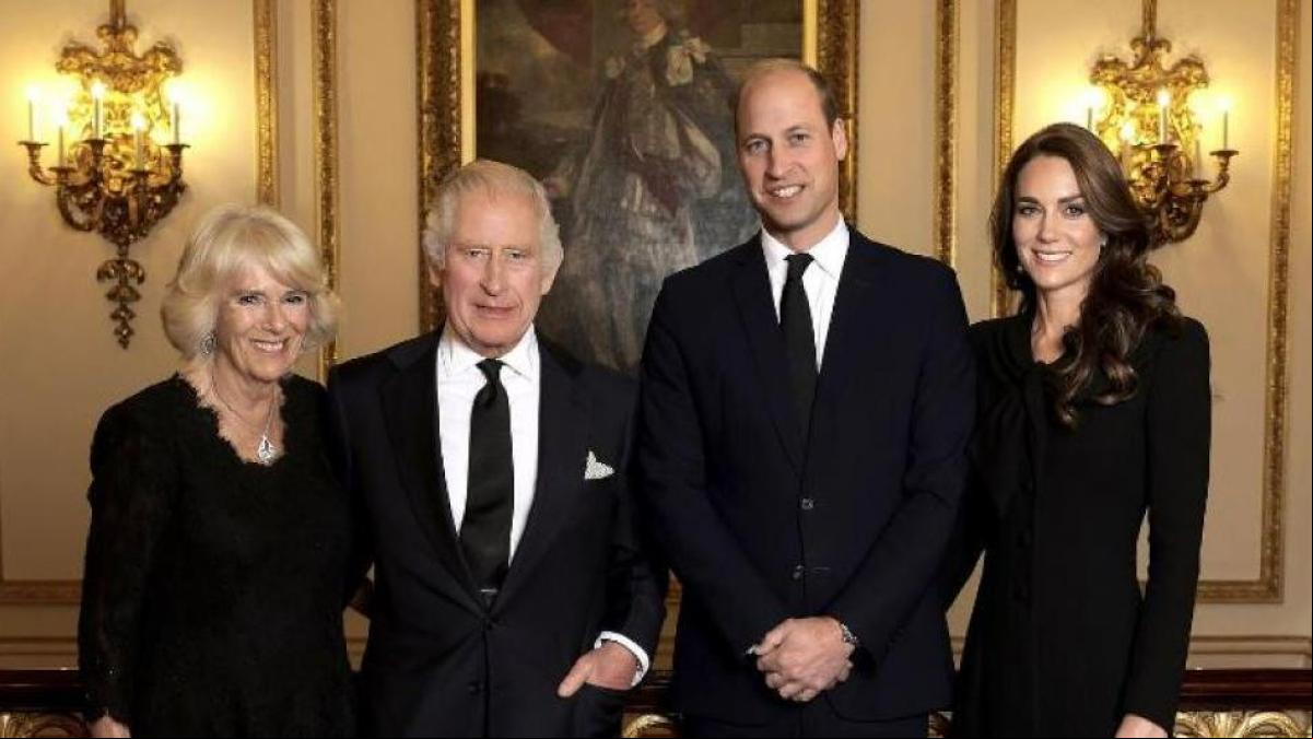 Las reglas y tradiciones de la familia real británica que parecen “sacadas de una novela”: “Para evitar intoxicaciones o usos indebidos de su firma”
