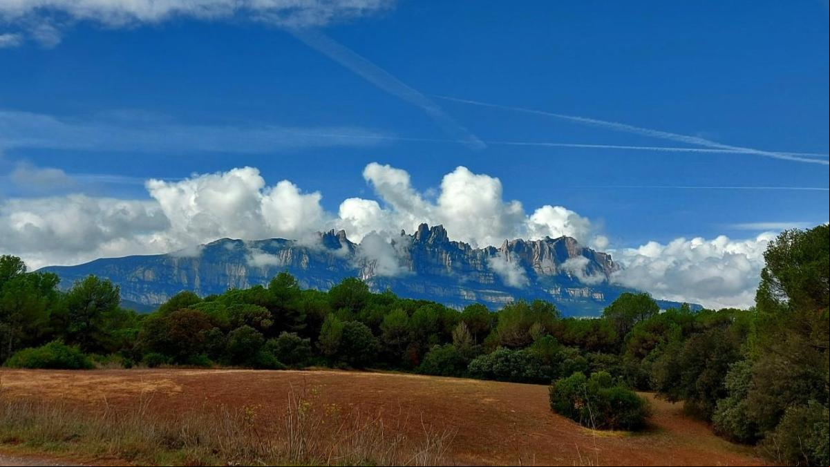 La niebla vacarissana sobre Montserrat