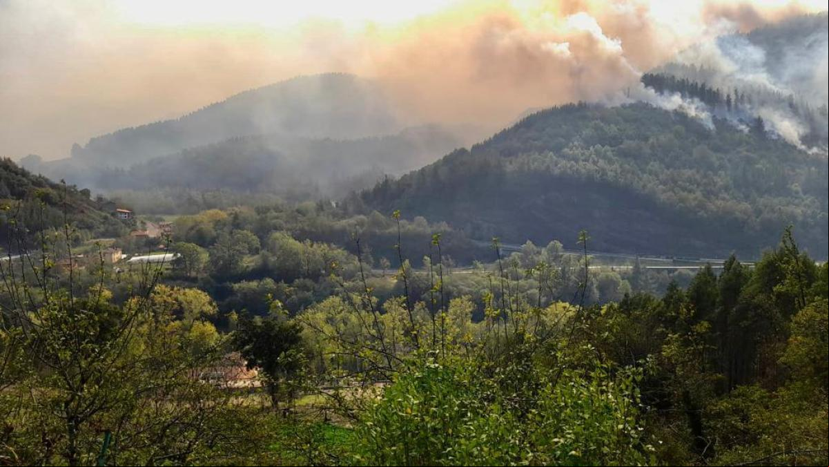 La borrasca Beatrice deja vientos de hasta 150 km/h en Galicia y aviva un incendio en el País Vasco