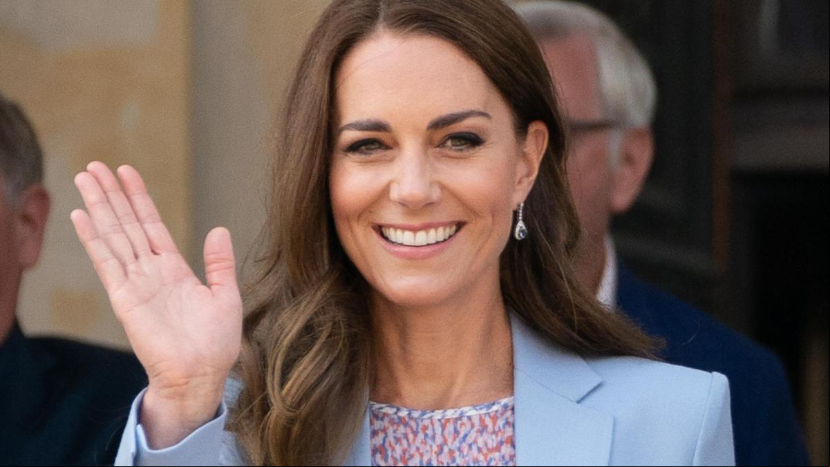 Cinco propuestas para copiar la blusa más versátil de Kate Middleton