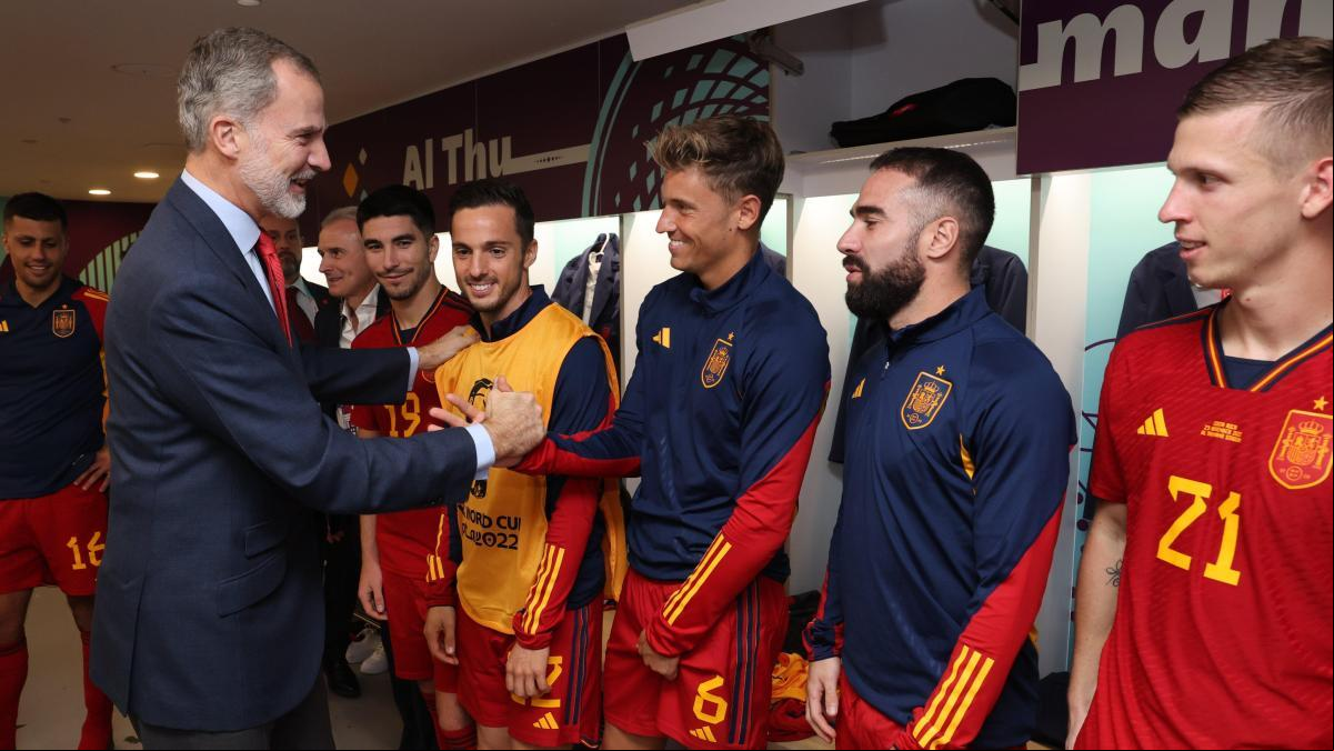 Felipe VI baja al vestuario para celebrar la victoria de España: Ha sido una auténtica gozada