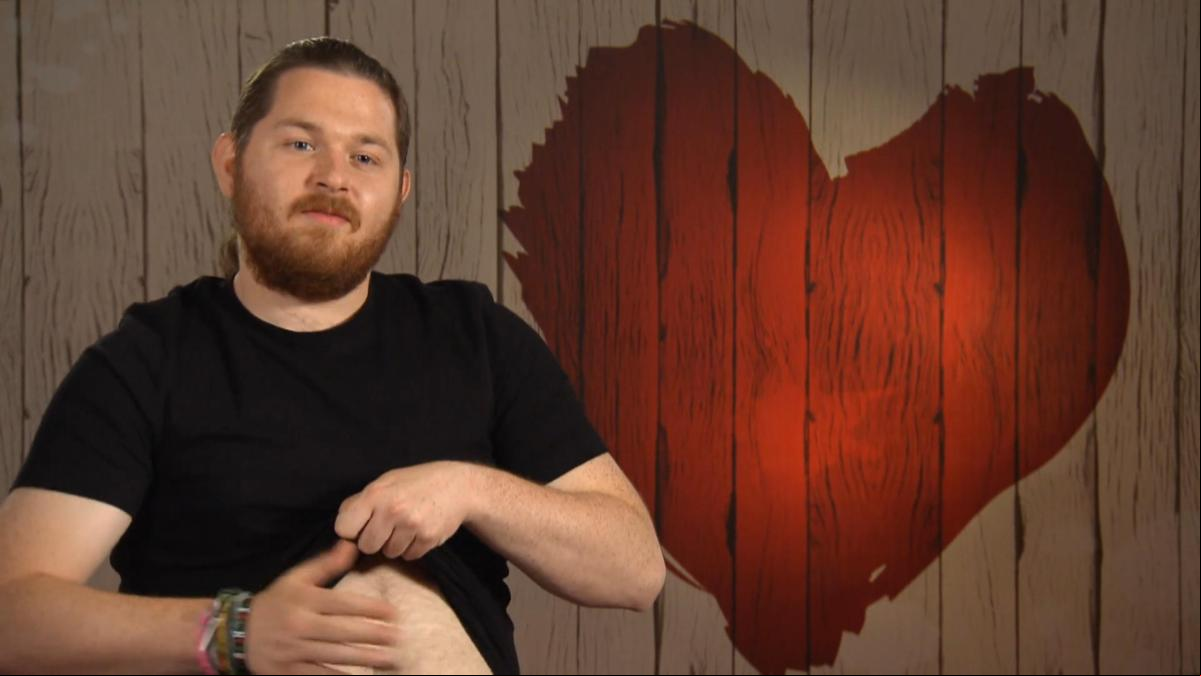 Un soltero sorprende a su cita en First Dates con su talento oculto: tocar palmas con la barriga