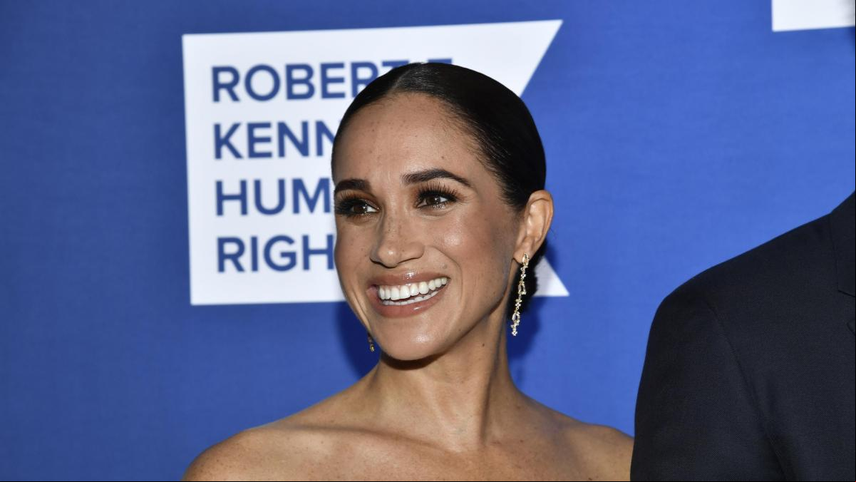 Meghan Markle reaparece con los pantalones de cuero que más estilizan