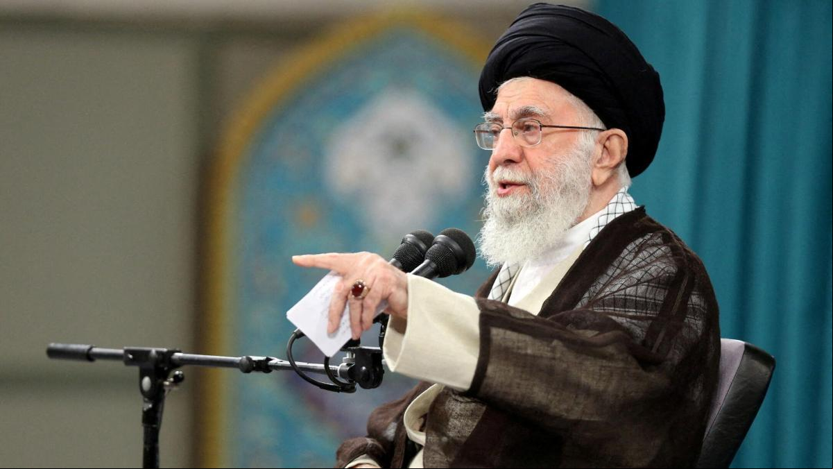 La hermana del líder supremo de Irán insta a la Guardia Revolucionaria a deponer las armas