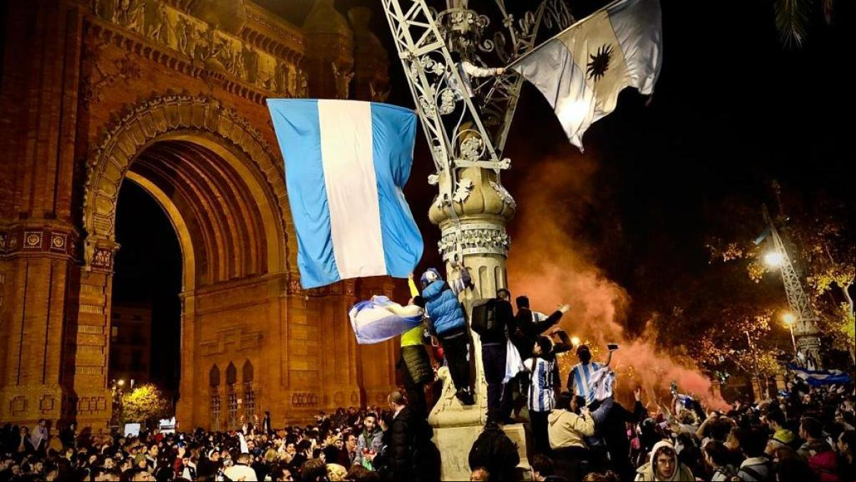Unas 10.000 personas convierten el Arc de Triomf de Barcelona en el Obelisco de Buenos Aires