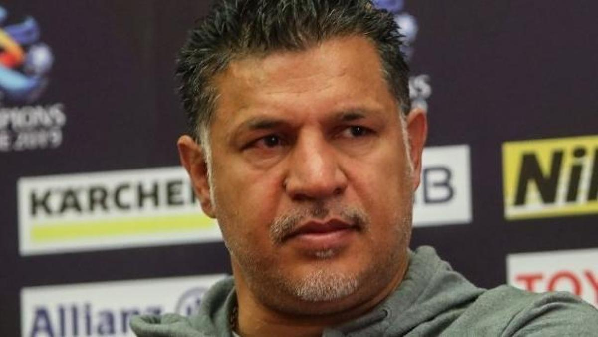 Irán obliga a aterrizar a un avión en el que la familia del icono del fútbol Ali Daei intentaba salir del país