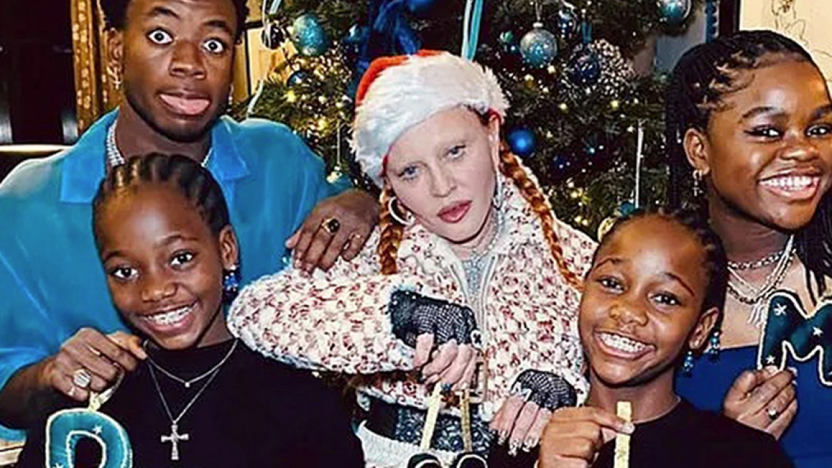 Madonna causa revuelo en redes por aparecer en lencería en una foto navideña con sus hijos