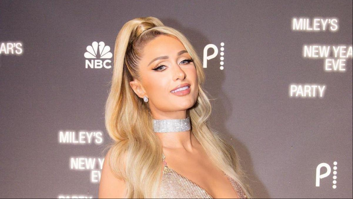 Paris Hilton posa con su hijo nacido por gestación subrogada