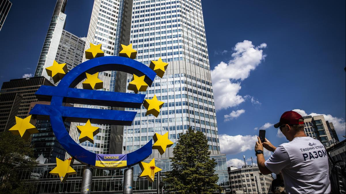 La inflación en la zona euro apenas baja una décima y da argumentos a la subida de tipos