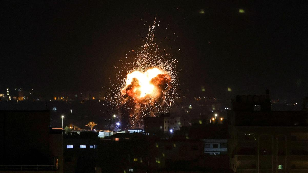 Israel bombardea Gaza tras el disparo de cohetes por la masacre de Yenín
