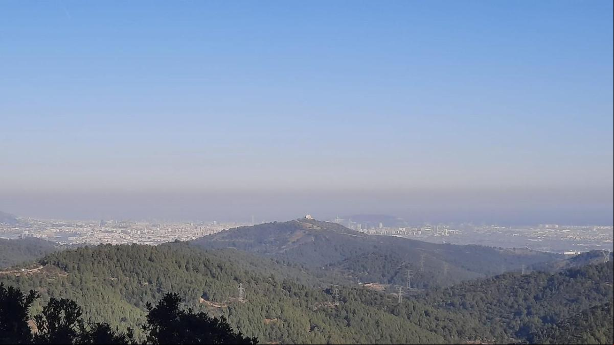 Mira la nube de contaminación sobre Barcelona