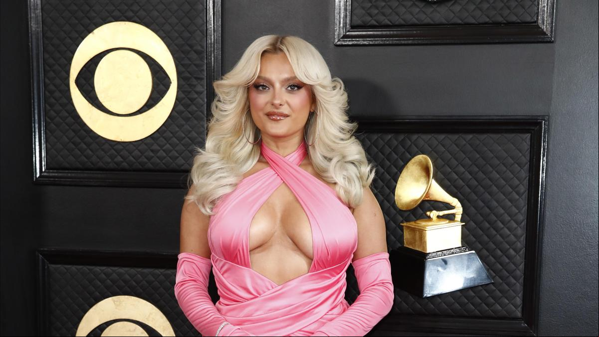 La cantante Bebe Rexha recibe el impacto del móvil de un fan en plena actuación